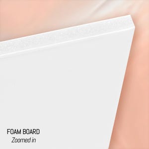 Puede incluir: Primer plano de una tabla de espuma blanca con el texto "FOAM BOARD" y "Zoomed in". La tabla tiene una superficie limpia y lisa y un borde ligeramente texturizado.