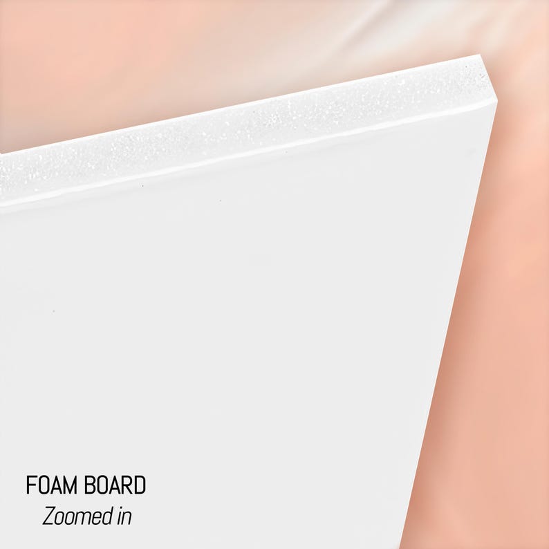 Puede incluir: Primer plano de una tabla de espuma blanca con el texto "FOAM BOARD" y "Zoomed in". La tabla tiene una superficie limpia y lisa y un borde ligeramente texturizado.