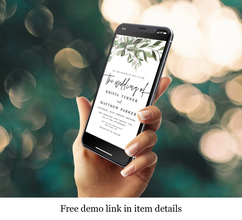 Puede incluir: Un smartphone muestra una invitaci&oacute;n de boda con una escritura elegante y acentos bot&aacute;nicos. La invitaci&oacute;n dice "The Wedding of Krista Turner and Matthew Parker" con detalles de fecha y hora. El tel&eacute;fono se sostiene contra un fondo borroso.