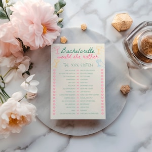 Op de afbeelding: Een roze en groene bachelorette-party-spelkaart met de tekst "Bachelorette would she rather THE XXX EDITION" en een lijst van 20 vragen met twee opties per vraag. De opties worden gescheiden door het woord "of".