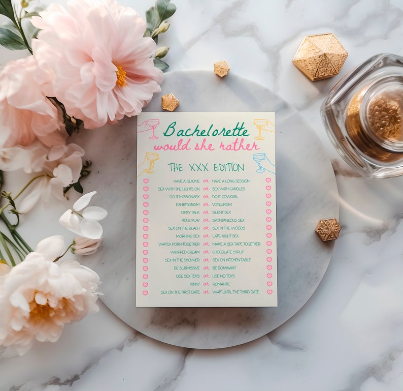 Op de afbeelding: Een roze en groene bachelorette-party-spelkaart met de tekst "Bachelorette would she rather THE XXX EDITION" en een lijst van 20 vragen met twee opties per vraag. De opties worden gescheiden door het woord "of".