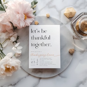 Peut inclure: Une carte d'invitation blanche avec du texte noir qui dit "Soyons reconnaissants ensemble". L'invitation est pour un d&icirc;ner de Thanksgiving le samedi 23 novembre &agrave; 18h. L'adresse est 123 Main St., New York, NY 30001. La date limite de r&eacute;ponse est le 1er novembre aupr&egrave;s de Sonia au 000-000-0000. Les invit&eacute;s sont pri&eacute;s d'apporter leur plat pr&eacute;f&eacute;r&eacute; &agrave; partager.