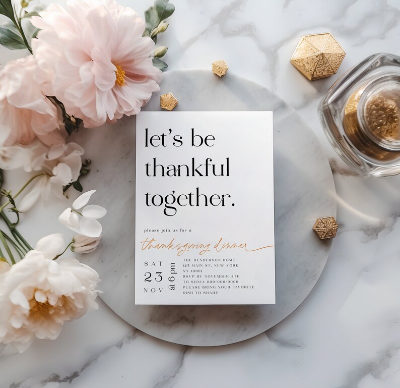 Peut inclure: Une carte d'invitation blanche avec du texte noir qui dit "Soyons reconnaissants ensemble". L'invitation est pour un d&icirc;ner de Thanksgiving le samedi 23 novembre &agrave; 18h. L'adresse est 123 Main St., New York, NY 30001. La date limite de r&eacute;ponse est le 1er novembre aupr&egrave;s de Sonia au 000-000-0000. Les invit&eacute;s sont pri&eacute;s d'apporter leur plat pr&eacute;f&eacute;r&eacute; &agrave; partager.