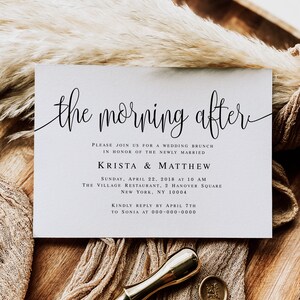 Pode incluir: Um cart&atilde;o branco com texto preto anunciando um brunch de casamento para Krista & Matthew. O brunch ser&aacute; realizado no domingo, 22 de abril de 2018 &agrave;s 10h00 no The Village Restaurant, 2 Hanover Square, New York, NY 10004. Confirme sua presen&ccedil;a at&eacute; 7 de abril para Sonia no 000-000-0000.