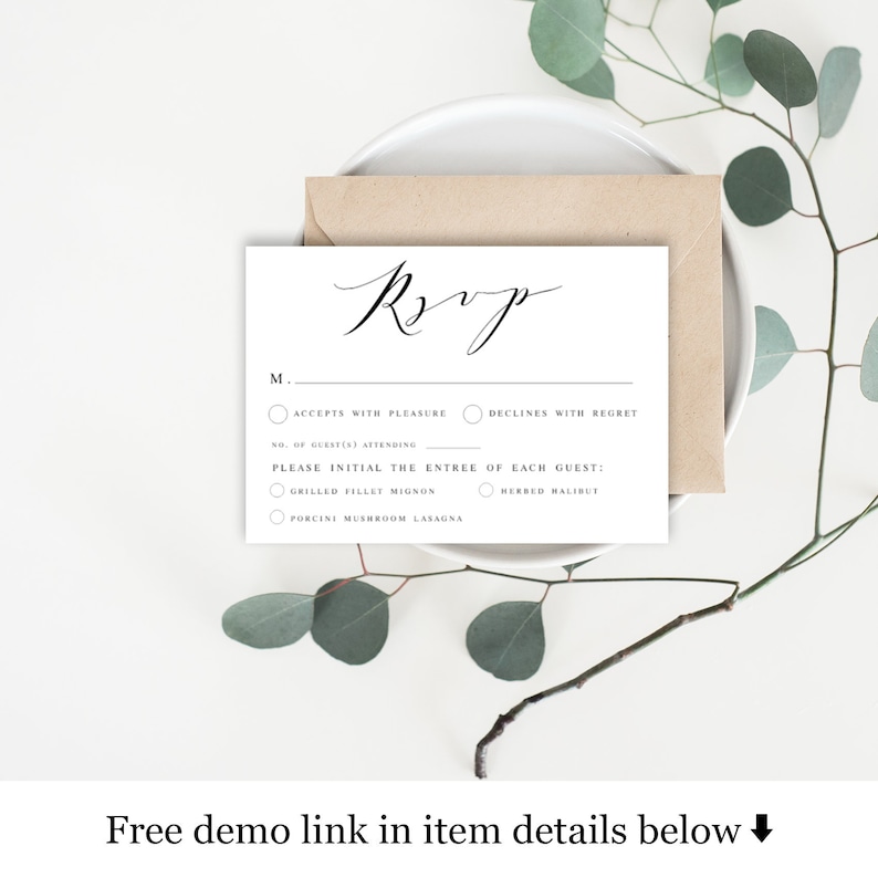 Pu&ograve; includere: Un biglietto RSVP bianco con testo nero. Il biglietto ha un RSVP scritto a mano in corsivo nella parte superiore. Il biglietto ha caselle di controllo per accettare o rifiutare l'invito e per scegliere un piatto principale. Il testo sul biglietto recita: "Roop", "M.", "Accetta con piacere", "Declina con rammarico", "Numero di ospiti", "Si prega di inizializzare il piatto principale di ogni ospite:", "Filetto mignon alla griglia", "Halibut alle erbe", "Lasagna ai porcini".