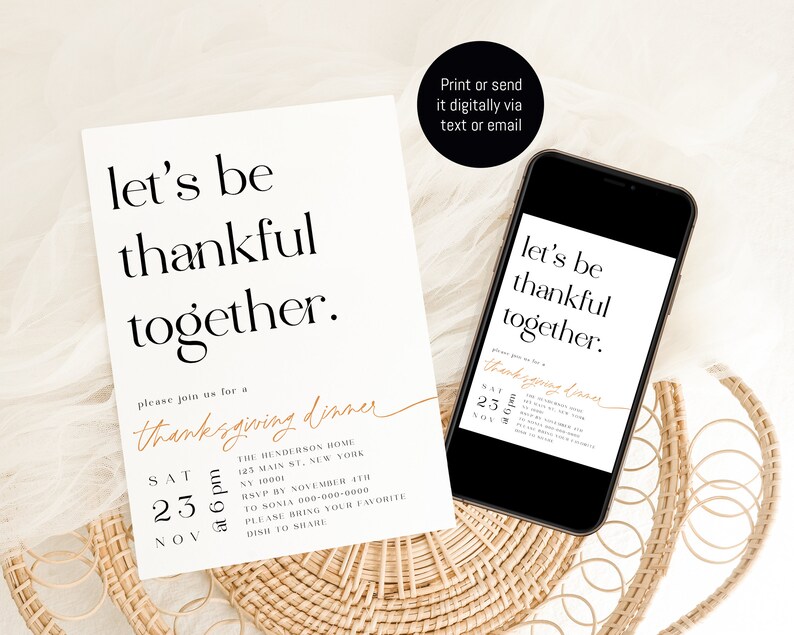 Peut inclure: Une carte d'invitation blanche avec du texte noir qui dit "let's be thankful together." L'invitation est pour un d&icirc;ner de Thanksgiving le samedi 23 novembre &agrave; 18h. L'invitation comprend l'adresse et les informations RSVP. L'invitation est affich&eacute;e sur une surface en osier avec un smartphone affichant la m&ecirc;me invitation.