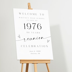 Könnte beinhalten: Ein weißes Schild auf einer hölzernen Staffelei mit schwarzem Text, der lautet: "WELCOME TO WHITNEY HIGH SCHOOL CLASS OF 1976 50 YEARS reunion CELEBRATION". Das Schild enthält auch Datum und Ort.