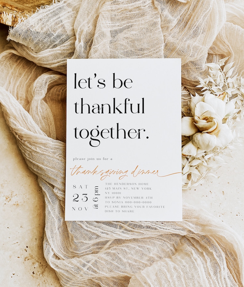 Peut inclure: Une carte blanche avec du texte noir qui dit "let's be thankful together." La carte est une invitation &agrave; un d&icirc;ner de Thanksgiving avec la date, l'heure et le lieu de l'&eacute;v&eacute;nement. Le texte est dans une police moderne et minimaliste.