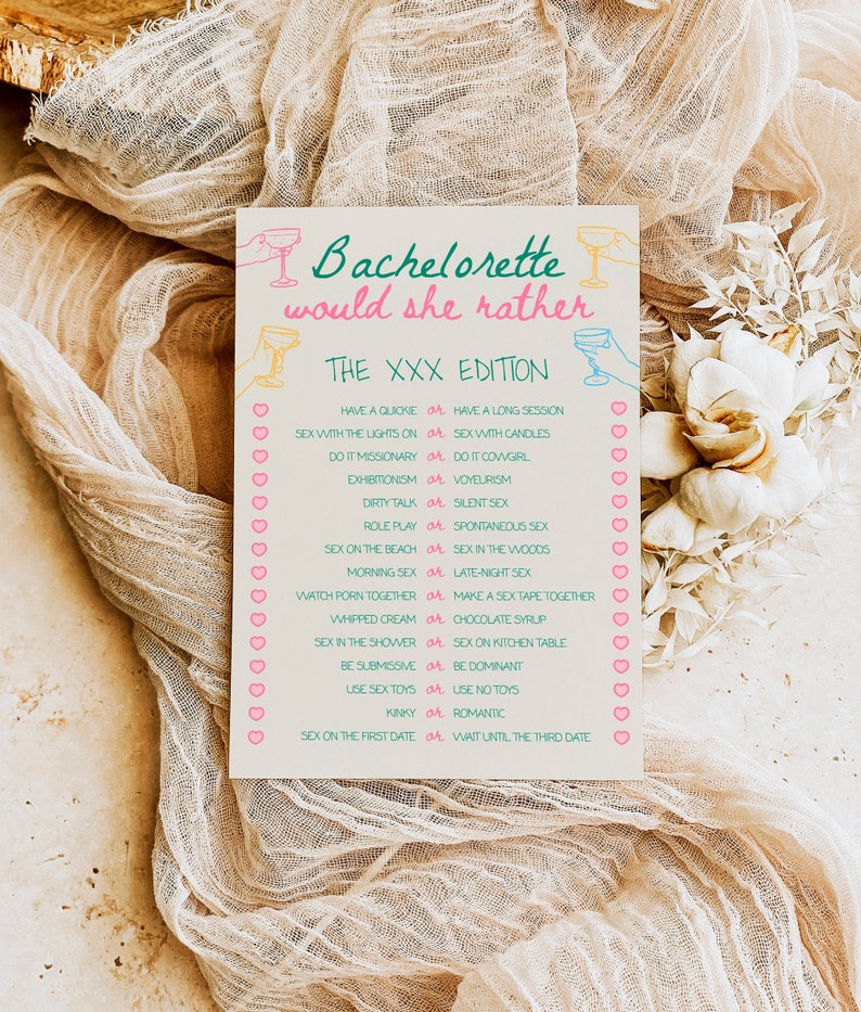Op de afbeelding: Een roze en groene afdrukbare bachelorette-party-spelkaart met de tekst "Bachelorette would she rather THE XXX EDITION" en een lijst met 16 "zou je liever"-vragen.