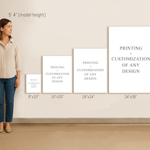 Puede incluir: Una mujer est&aacute; junto a cuatro lienzos rectangulares blancos de diferentes tama&ntilde;os, cada uno con el texto &laquo;IMPRESI&Oacute;N + PERSONALIZACI&Oacute;N DE CUALQUIER DISE&Ntilde;O&raquo;. Los lienzos est&aacute;n etiquetados con las dimensiones: 20x25 cm, 41x51 cm, 46x61 cm y 61x91 cm.