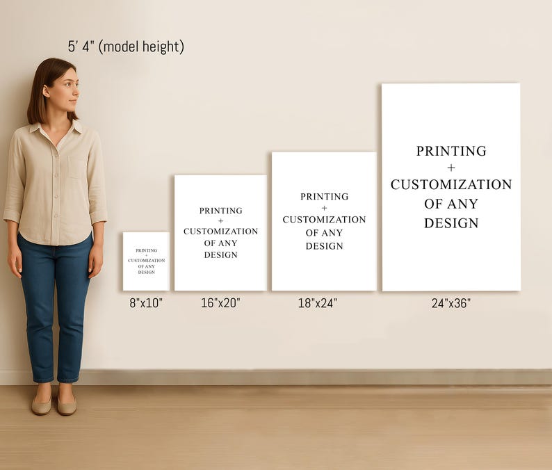 Puede incluir: Una mujer est&aacute; junto a cuatro lienzos rectangulares blancos de diferentes tama&ntilde;os, cada uno con el texto &laquo;IMPRESI&Oacute;N + PERSONALIZACI&Oacute;N DE CUALQUIER DISE&Ntilde;O&raquo;. Los lienzos est&aacute;n etiquetados con las dimensiones: 20x25 cm, 41x51 cm, 46x61 cm y 61x91 cm.