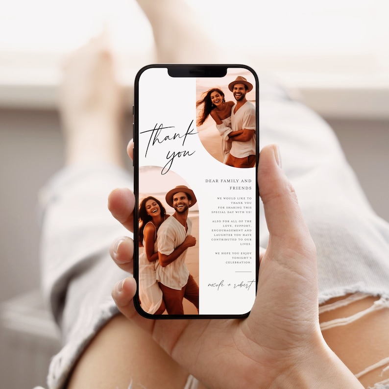 Pu&ograve; includere: Lo schermo di un telefono cellulare che mostra un messaggio di ringraziamento con una foto di una coppia in un ambiente da spiaggia. Il testo dice "Grazie" in un font scritto a mano e "Cara famiglia e amici" in un font serif. Il messaggio continua ringraziando per aver condiviso il loro giorno speciale e per tutto l'amore, il supporto, l'incoraggiamento e le risate. Il messaggio termina con "Speriamo che vi godiate la celebrazione di stasera." e i nomi della coppia "Nicofe + Robert".