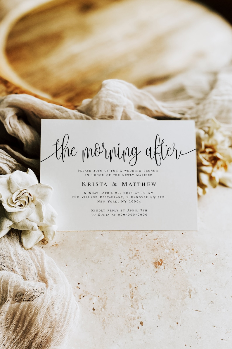 Pode incluir: Um convite branco para um brunch de casamento com caligrafia preta que diz "the morning after". O convite detalha um brunch para Krista & Matthew no domingo, 22 de abril de 2018 &agrave;s 10h00 no The Village Restaurant, 2 Hanover Square, Nova Iorque, NY 10004. O convite solicita uma resposta at&eacute; 7 de abril para Sonia no 000-000-0000.