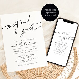 Puede incluir: Una tarjeta de invitaci&oacute;n blanca con texto negro que dice "meet and greet" con un s&iacute;mbolo de coraz&oacute;n. La invitaci&oacute;n es para una fiesta para dar la bienvenida a Michelle Henderson el s&aacute;bado 21 de septiembre a las 4 PM. La direcci&oacute;n y la informaci&oacute;n de RSVP est&aacute;n incluidas. La invitaci&oacute;n se muestra en la pantalla de un tel&eacute;fono y en una superficie de mimbre.
