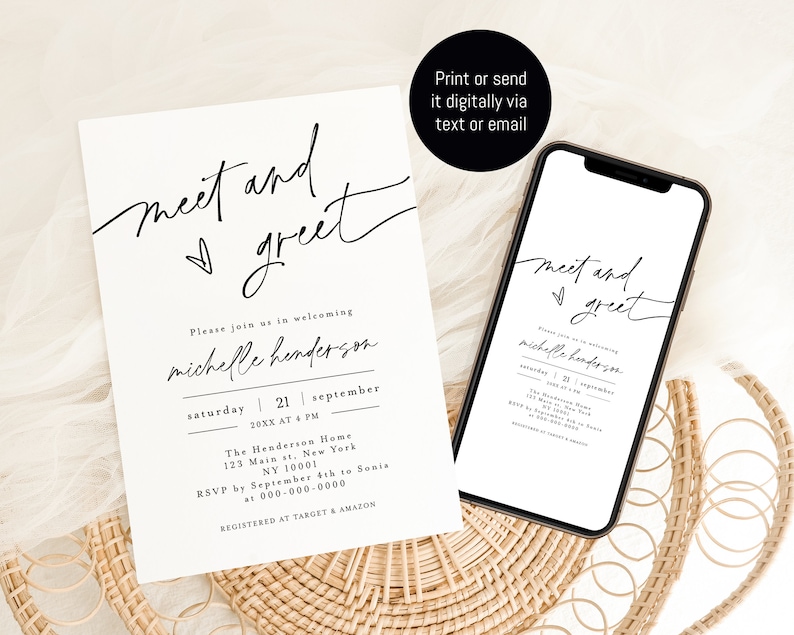 Puede incluir: Una tarjeta de invitaci&oacute;n blanca con texto negro que dice "meet and greet" con un s&iacute;mbolo de coraz&oacute;n. La invitaci&oacute;n es para una fiesta para dar la bienvenida a Michelle Henderson el s&aacute;bado 21 de septiembre a las 4 PM. La direcci&oacute;n y la informaci&oacute;n de RSVP est&aacute;n incluidas. La invitaci&oacute;n se muestra en la pantalla de un tel&eacute;fono y en una superficie de mimbre.