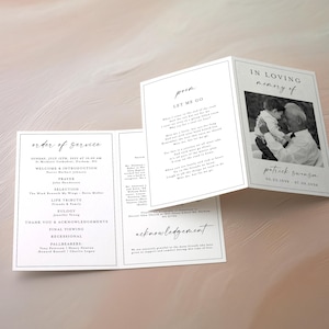 Peut inclure: Un programme de service commémoratif à trois volets avec du texte noir sur papier blanc. Le programme comprend un ordre de service, un poème intitulé "Let Me Go" et une photographie avec le texte "In Loving Memory of Patrick Swanson".