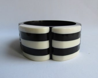 Vintage Unsigned Marion Godart Resin Retro Look Black and Cream with Carved Side Detail Bangle