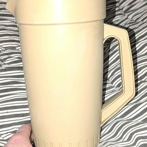 Tupperware Almond Color Vintage Plastic Pitcher 800 Series 2 Qt Capacity W/ Sealing Lid