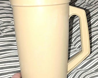 Tupperware Almond Color Vintage Plastic Pitcher 800 Series 2 Qt Capacity W/ Sealing Lid