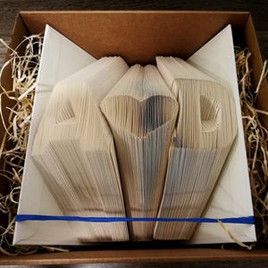 Folded Book Art Gepersonaliseerde Gift Folded Book Art Initials Cadeau voor haar / hem speciale gelegenheden boek vouwen Custom Anniversary Gift afbeelding 1