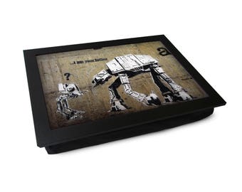 Banksy Ich Bin Dein Vater Schoß Tablett L472 | Personalisiertes Geschenk Gepolstertes Knietablett | Mehrzwecktablett | Laptop Schreibtisch | Handgefertigt in Großbritannien | 2 Größen