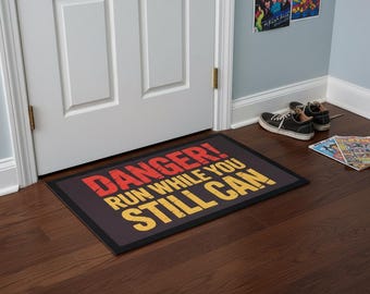 DANGER Run While You Still Can - 60x40cm Welcome Mat - Funny Floor Mat – Novelty Housewarming Gift - Indoor Use - Non Slip Rubber Backing