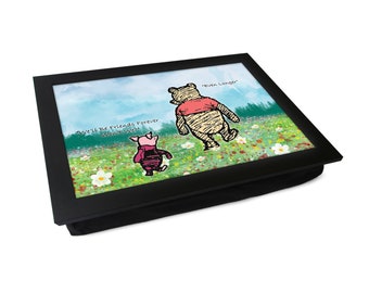 Winnie Pooh 'Friends Forever' Schosstablett L1027 | Personalisiertes Geschenk gepolstertes Mehrzwecktablett | Laptop Schreibtisch | Handgefertigt in Großbritannien | 2 Größen
