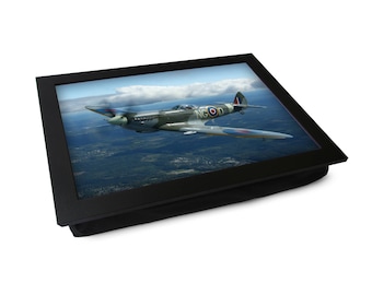 Spitfire Flugzeug Schoßtablett L429 | Personalisiertes Geschenk Gepolstertes Knietablett | Mehrzweck-Abendessen Tablett | Laptop Schreibtisch | Handgefertigt in Großbritannien | 2 Größen