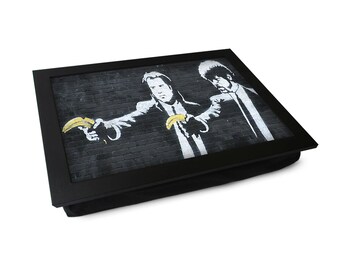Banksy Pulp Fiction Foto Tablett L473 | Personalisiertes Geschenk Gepolstertes Knietablett | Mehrzweck | Laptop Schreibtisch | Handgefertigt in Großbritannien | 2 Größen