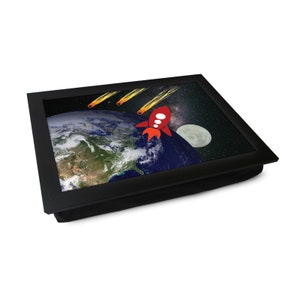 Cartoon Asteroiden Foto Runde Tablett L887 | Personalisiertes Geschenk Gepolstertes Knietablett | Mehrzwecktablett | Laptop Schreibtisch | Handgefertigt in Großbritannien | 2 Größen Bild 1
