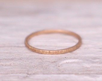 Minimalistick gold ring 14 K hammered