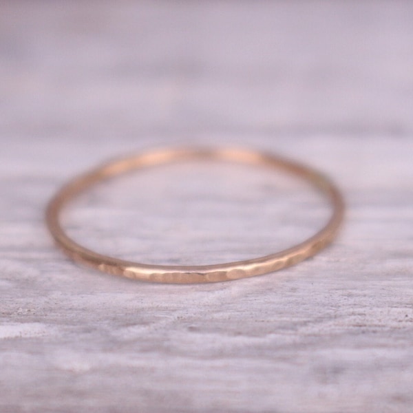 Minimalistick gold ring 14 K hammered