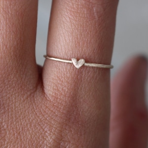 Herzring 14 K Gold Verlobungsring minimalistisch Bild 4