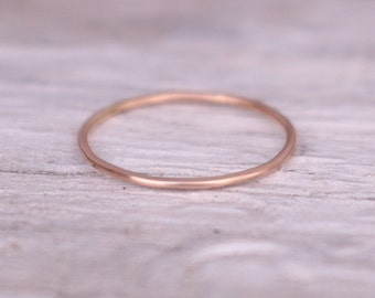 Rosegold Minimalistic gold ring 14 K hammered