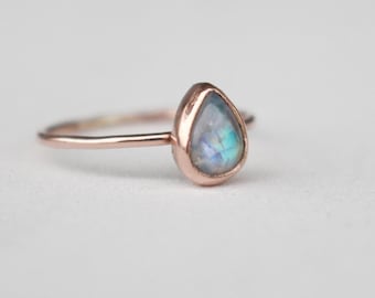 Anillo de compromiso de piedra lunar en oro rosa de 14 quilates y piedra natal de junio.