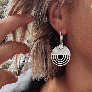 Pendientes geométricos de plata: aros art déco modernos, joyas colgantes de plata antigua.