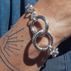 Armband med kraftigt silverkedjemönster: runt karbinhakespänne, armband med kraftigt kedjemönster, iögonfallande silverarmband
