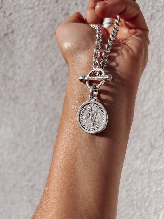 ネックレス・チョーカー Coin/Medallion Silver & Brass Pendant with Chain Necklace Matte Silver Medallion Necklace - Boho T Bar Coin Necklace