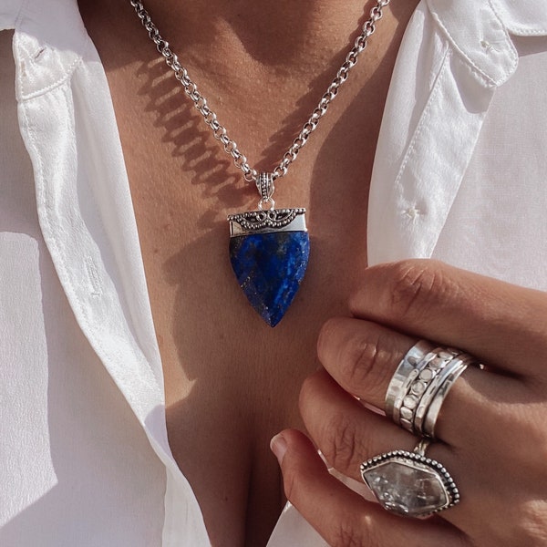 Grand collier tendance en lapis lazuli - gros pendentif en pierres précieuses, bijoux indiens faits main, cadeau unique en son genre pour elle, collier en pierre bleue