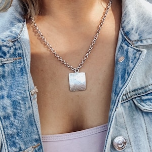 Silber Quadrat Anhänger Halskette - gehämmert matt Silber Schmuck, minimalistische Halskette, Geschenk für Frau