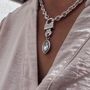 Collana con lucchetto di cristallo: catena spessa in argento, pendente in cristallo trasparente