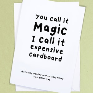 Você chama isso de mágica, eu chamo de papelão caro / Cartão de aniversário MTG / Cartão de aniversário Geek / Saudações engraçadas de aniversário - GC41
