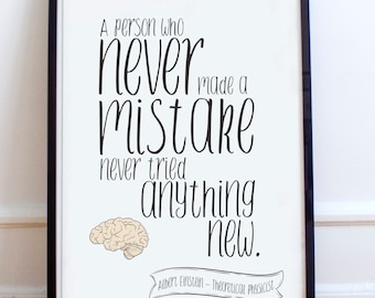 Può includere: Stampa tipografica in bianco e nero con una citazione di Albert Einstein: "Una persona che non ha mai commesso un errore non ha mai provato niente di nuovo." La citazione è accompagnata da una semplice illustrazione di un cervello.