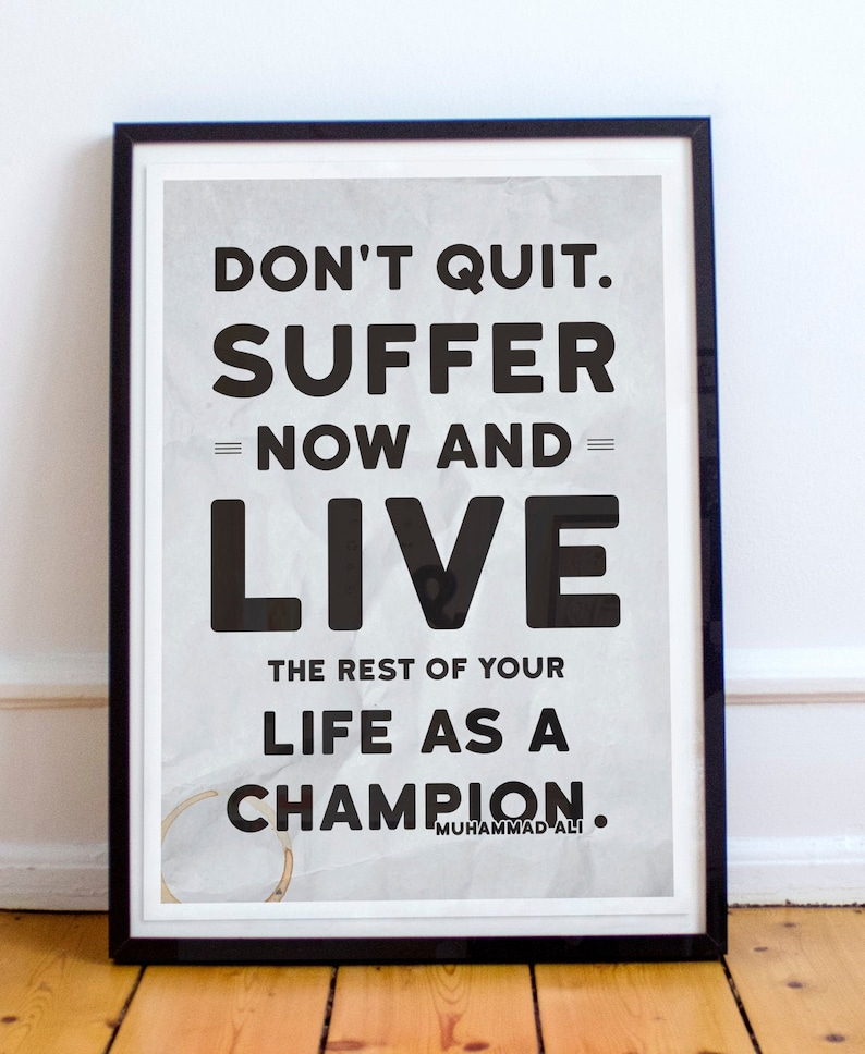 Puede incluir: Un p&oacute;ster de cita motivacional en blanco y negro con el texto "No te rindas. Sufre ahora y vive el resto de tu vida como un campe&oacute;n." La cita se atribuye a Muhammad Ali.