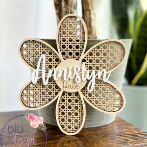 Cartello annuncio nascita con margherita in rattan - Targa in legno con nome - Annuncio nascita - Targa con nome a forma di fiore - Cartello nascita ospedale - Accessorio per foto neonato