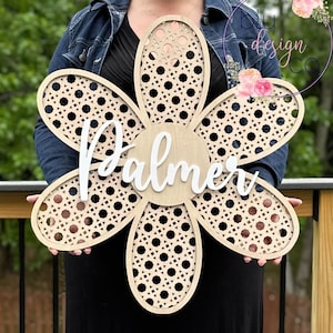 Targa con nome in rattan e margherita - Nome in legno - Decorazione murale personalizzata - Targa con nome a forma di fiore - Margherita boho - Decorazione per la stanza in stile fattoria - Regalo per lei