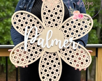 Rattan Daisy Namensschild - Personalisierte Holzwanddekoration