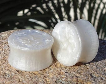 White Pearl Resin Ear Plugs or Tunnels or Teardrops - White Pearl Resin Ear Gauges or Tunnels or Teardrops - Double Flared