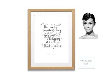 Pode incluir: Uma impressão de arte imprimível em preto e branco com uma citação de Audrey Hepburn que diz: "O mais importante é aproveitar a vida - ser feliz - é tudo o que importa".