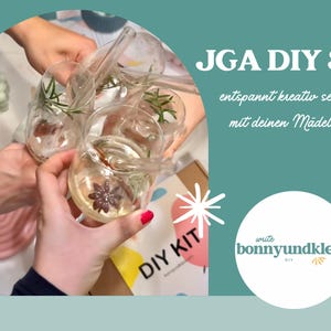 Könnte beinhalten: Ein DIY-Bastelset mit einer Box mit der Aufschrift DIY KIT und mehreren klaren Gläsern, gefüllt mit einer hellen Flüssigkeit, Rosmarinzweigen und Sternanis. Das Bild enthält den Text JGA DIY Set, entspannt kreativ sein mit deinen Mädels und bonnyundkleid.